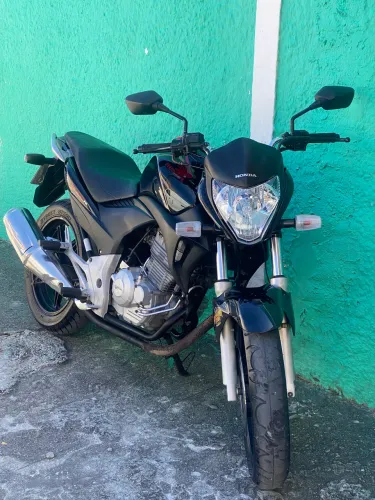 VENDO MOTO MUITO CONSERVADA . Nada pra fazer só andar deve nada . Uma relíquia muito vá