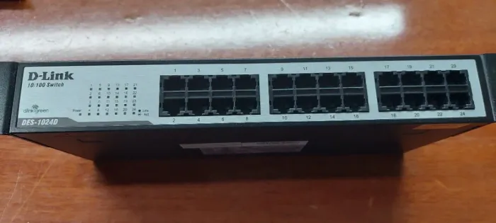 Switch 24 Portas D-Link DES-1024D 100Mbps - Padrão 19"