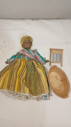 Boneca de Porcelana lavadeira linda e muito antiga