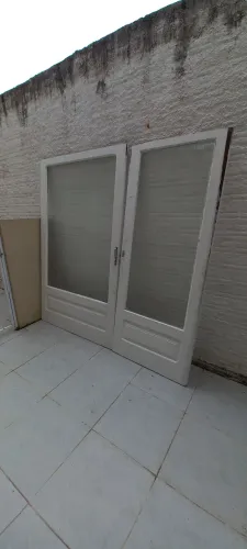 Resto de reforma, vasos sanitário, aberturas de vidro, portas basculantes, vidros blindex