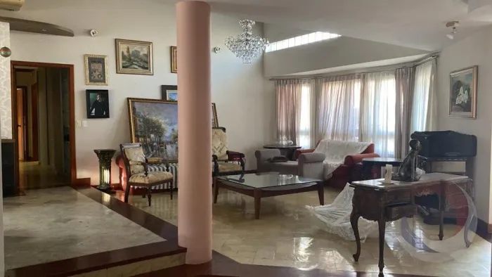 Casa Residencial de 6 dorms no bairro Santa Mônica