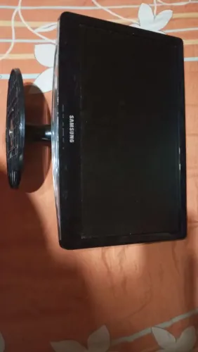 Tela de computador com os fios