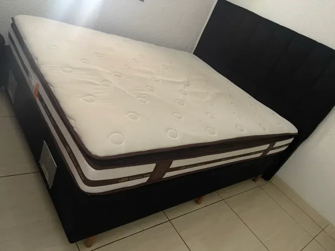Cama Queen completa baús e cabeceira