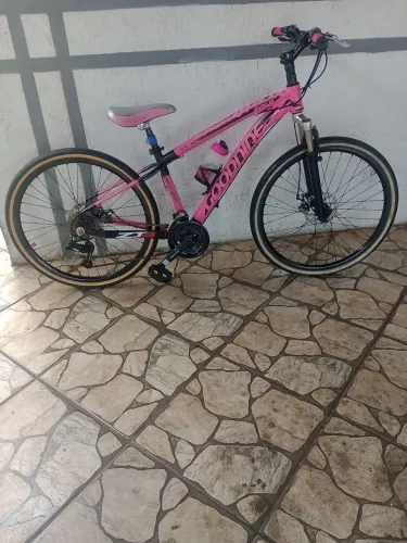 Bicicleta de alumínio aro 26 com 24 marchas 