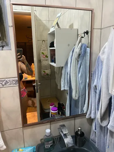 Lindo espelho com acabamento metálico, grande e