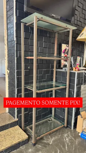 Estante torre de metal com 4 prateleiras de vidro