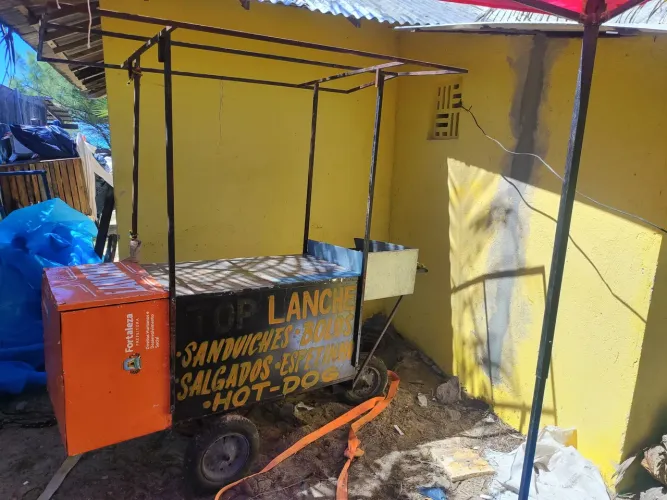 Carrinho de lanche faltando um pneu e camara de ar e lona de cima n entrego