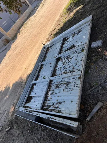 Portão basculante de alumínio com porta 