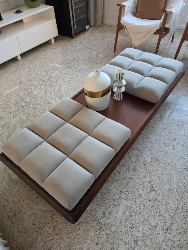Mesa de Centro de Alto Padrão em Madeira com Módulos Estofados Reversíveis