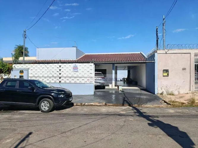 Casa Térrea toda reformada 04 Quartos sendo 02 suítes, para alugar R$3.800,00 Bairro Jardi