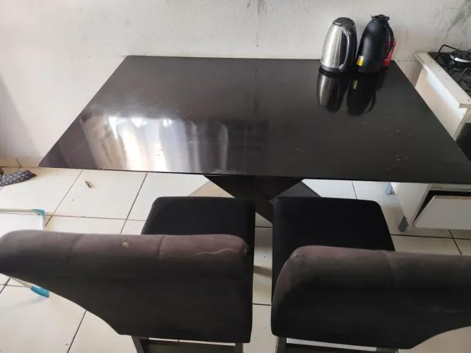 Mesa com duas cadeiras