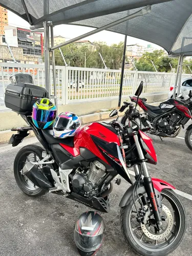 CB 300F Twister 2023 com Acessórios