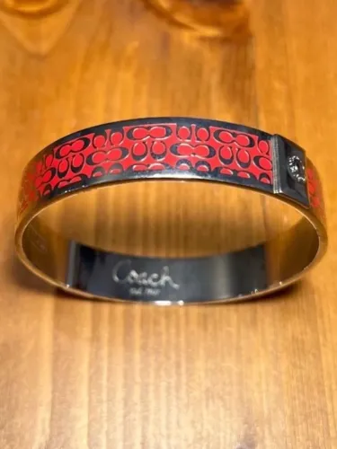 pulseira bangle coach enamel vermelha monograma prata com strass original