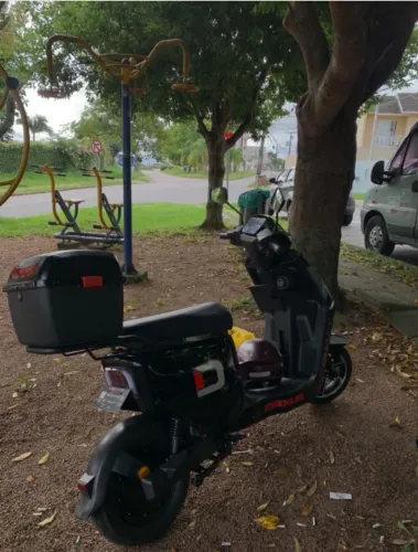 Moto elétrica praticamente nova