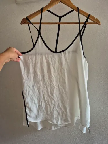 Camiseta branca com detalhes pretos SACADA