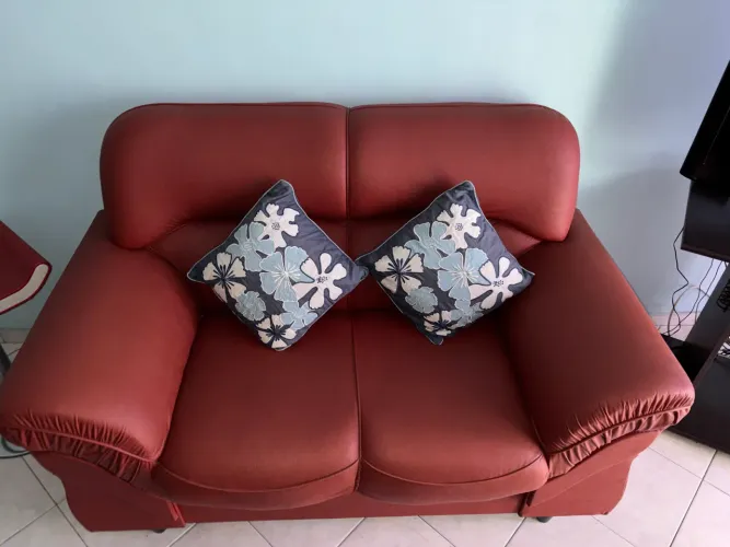 Sofá de Couro Vermelho, em ótimo estado, bem conservado.