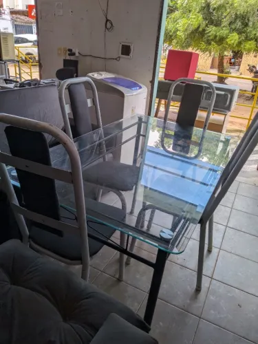 Conjunto de mesa de vidro com cadeiras