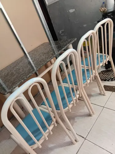 Mesa com 4 cadeiras pedra de mármore no precinho pra sair logo