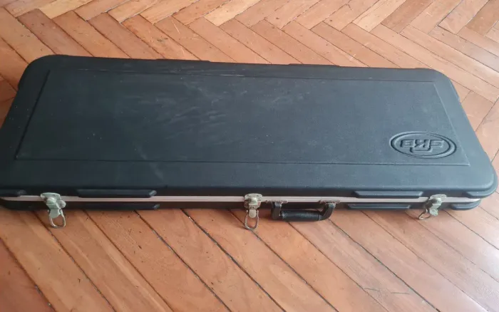 Case pra guitarra com o braço de guitarra 
