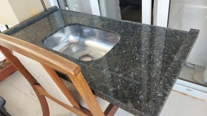 Pia de cozinha em granito com cuba funda