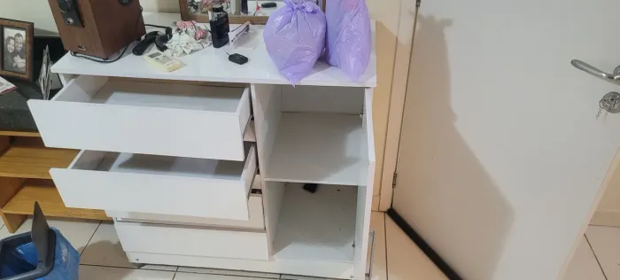 COMODA 4 GAVETAS E 1 PORTA 