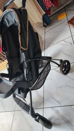 Carrinho de bebê preto