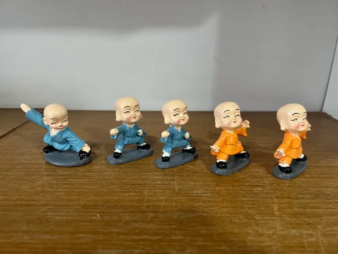 Bonecos monges chineses