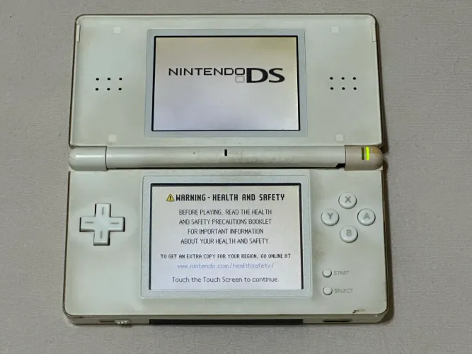 Nintendo DS Lite branco usado mais 2 jogos e R4