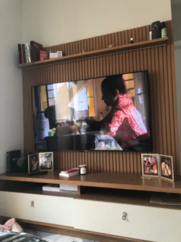 Estante de sala com painel ripado