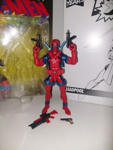 Deadpool Marvel Legends + extras 80 years anniversary retro card vintage original 80 anos