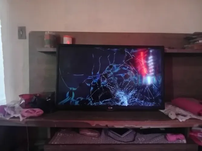Televisão para retirada de peças 