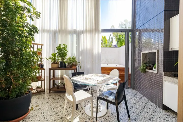 Apartamento Garden Duplex de 253 m² nas Mercês.