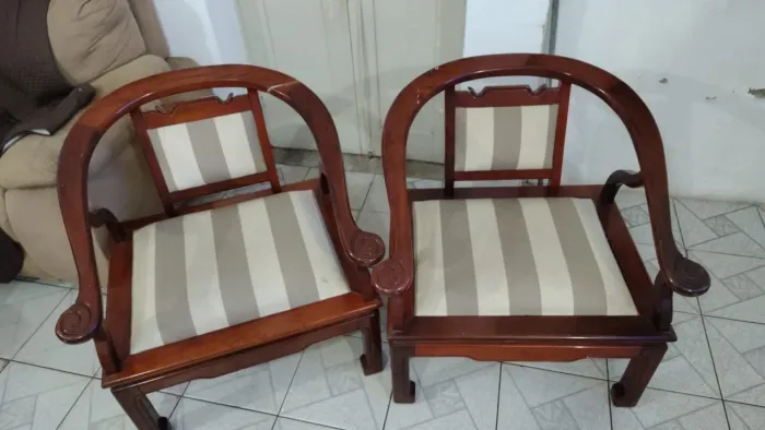 Poltronas em madeira maciça