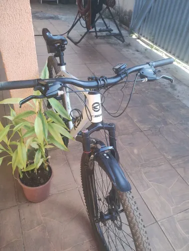 Vendo essa bicicleta aro 29 quadro 21 toda original, pouco rodada.
