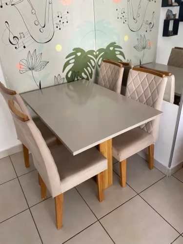 Mesa com 4 cadeiras