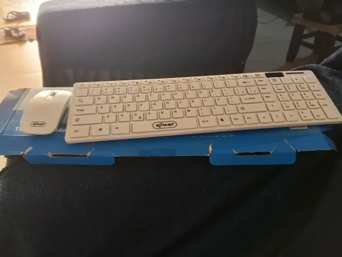 Teclado branco e mouse branco