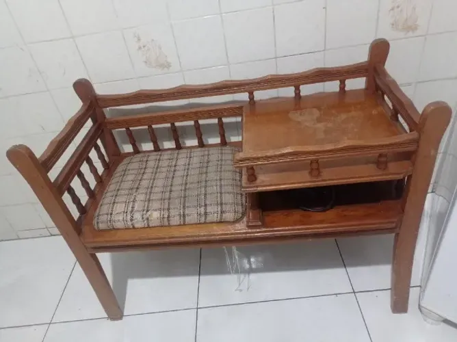 Mesinha de telefone antiga em madeira