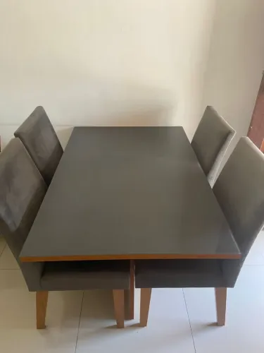 Mesa de Jantar Moderna 4 Lugares - Vidro + Madeira + Cadeiras Estofadas