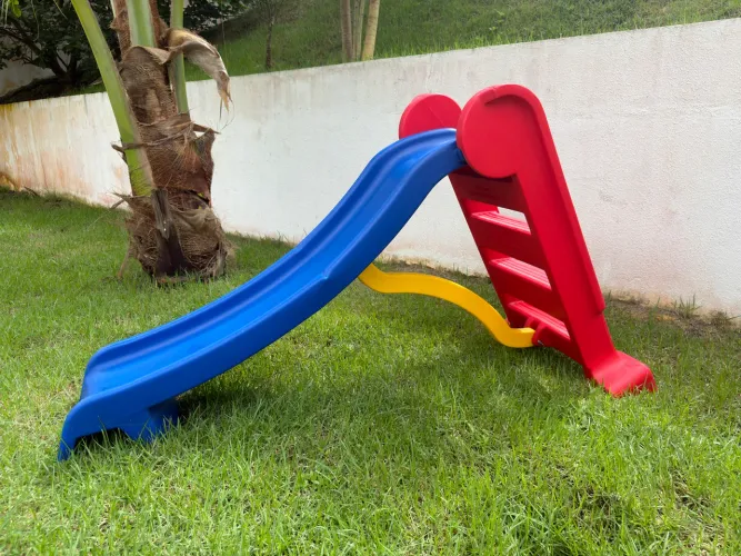 escorregador infantil médio de plástico