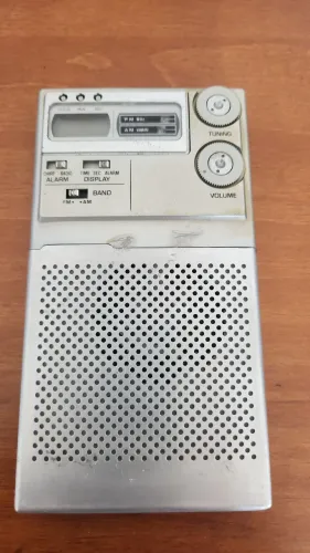 Radio Panasonic da década de 70 am e FM funcionando todo em alumínio.
