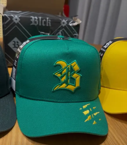 4 (quatro) Bonés BLCK (nunca usado)