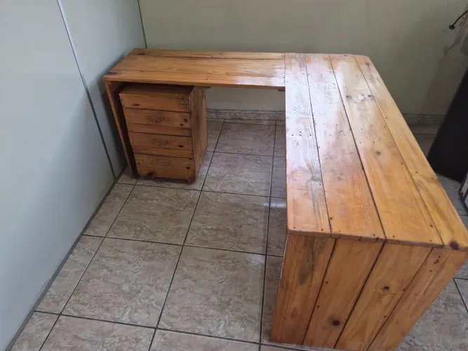 Mesa e gaveteiro