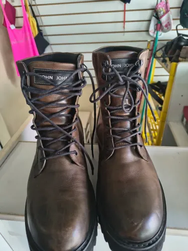 Bota masculina John John