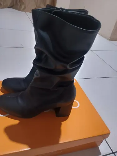 Venda -se uma bota
