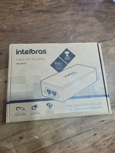 Injetor PoE Gigabit Ethernet da marca Intelbras, modelo POE 200 AT