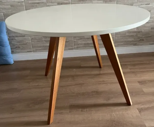 mesa de sala tampa redonda branca 1,10 mts e 76 altura