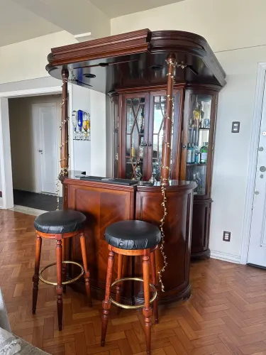 Bar estilo antigo/retrô exclusivo em madeira de lei