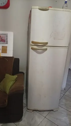 Vendo geladeira cm defeito somente para retirada de peças
