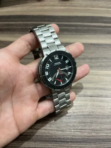 Relógio Magnum com pulseira aço inoxidável e bisel prateado