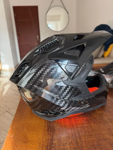 Capacete carbono